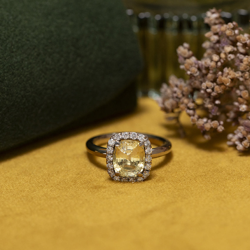 Witgouden vintage entourage ring met saffier en diamant 18 kt