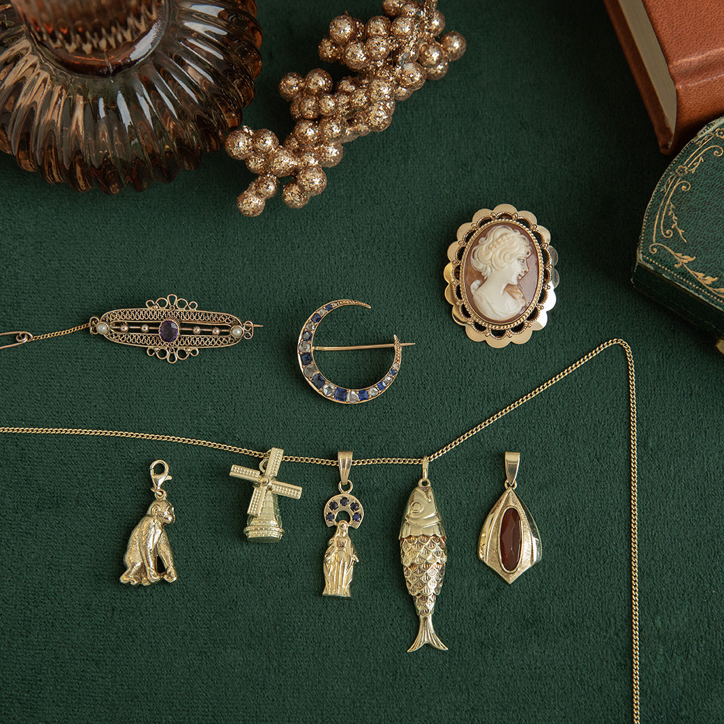 Gouden vintage Maria hanger met saffier 14 krt