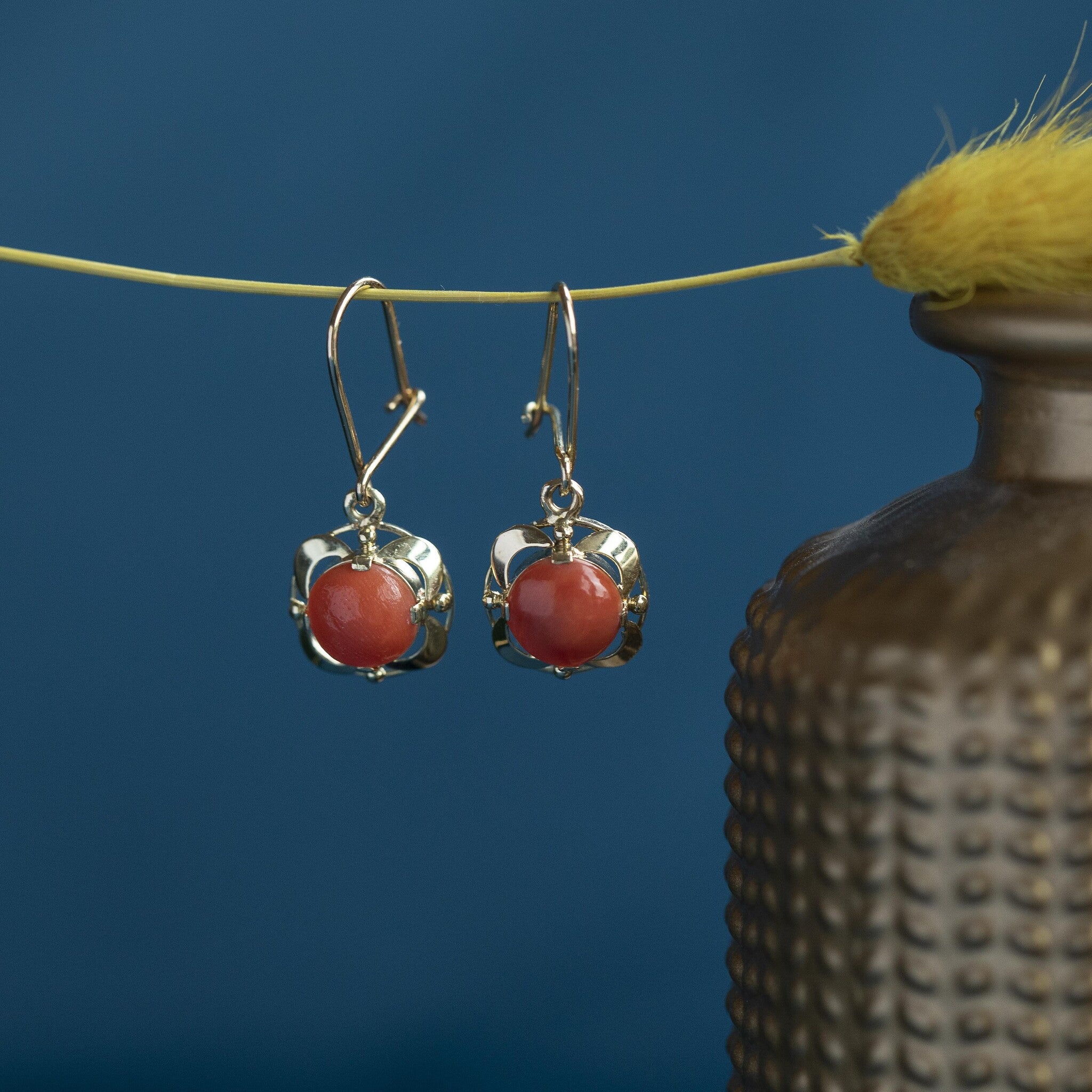 Gouden oorhangers met bloedkoraal 14 krt