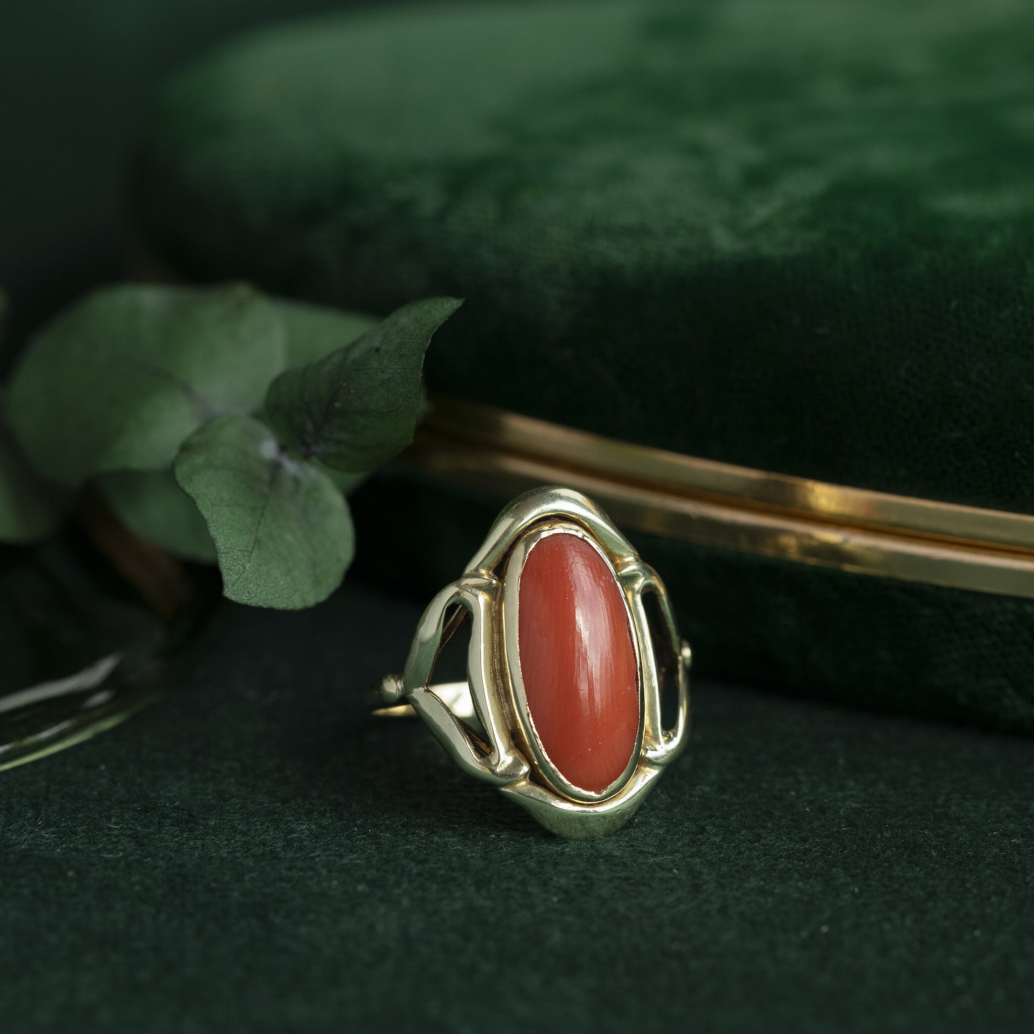 Gouden ring met bloedkoraal 14 krt