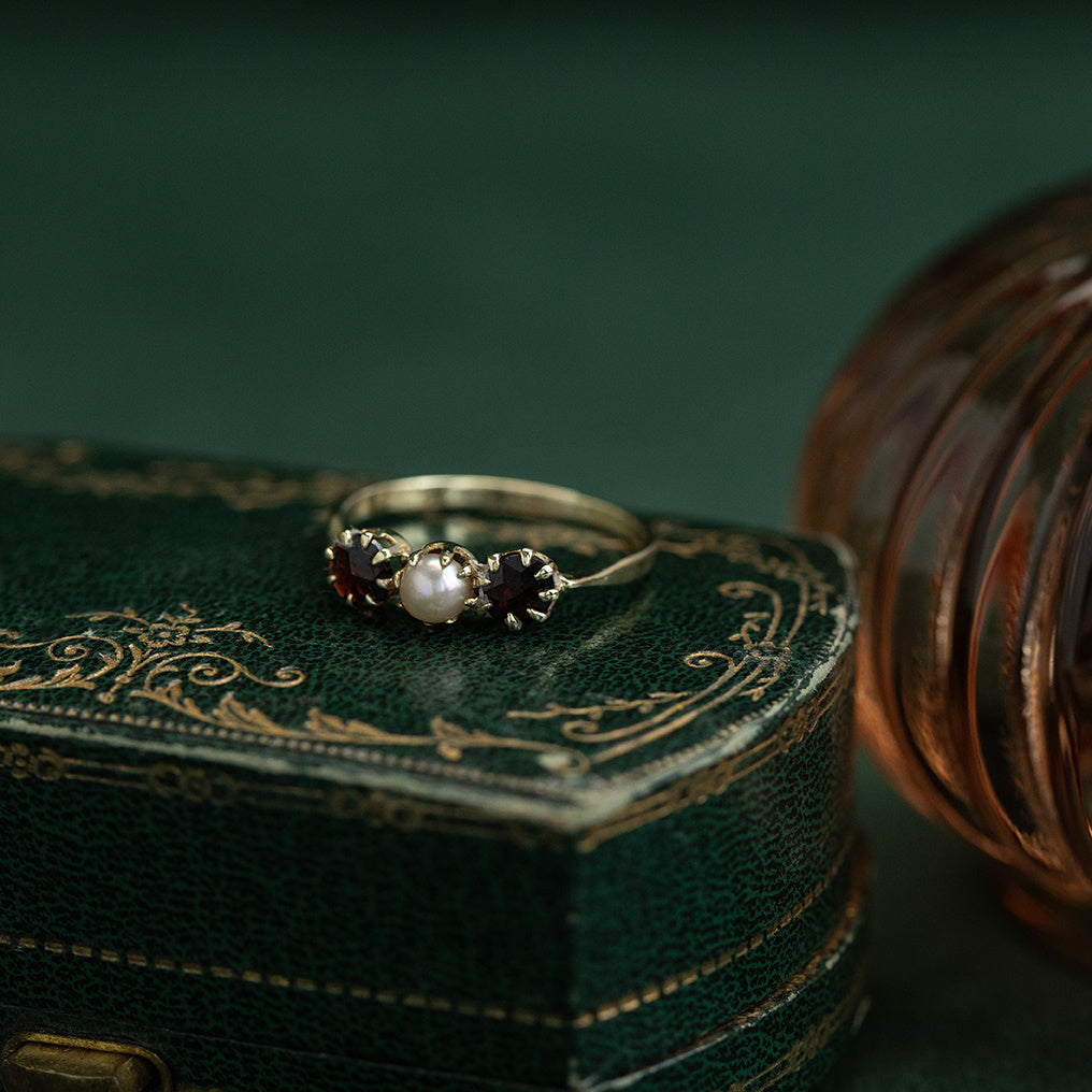 Vintage 14 kt gold ring with pearl and garnet