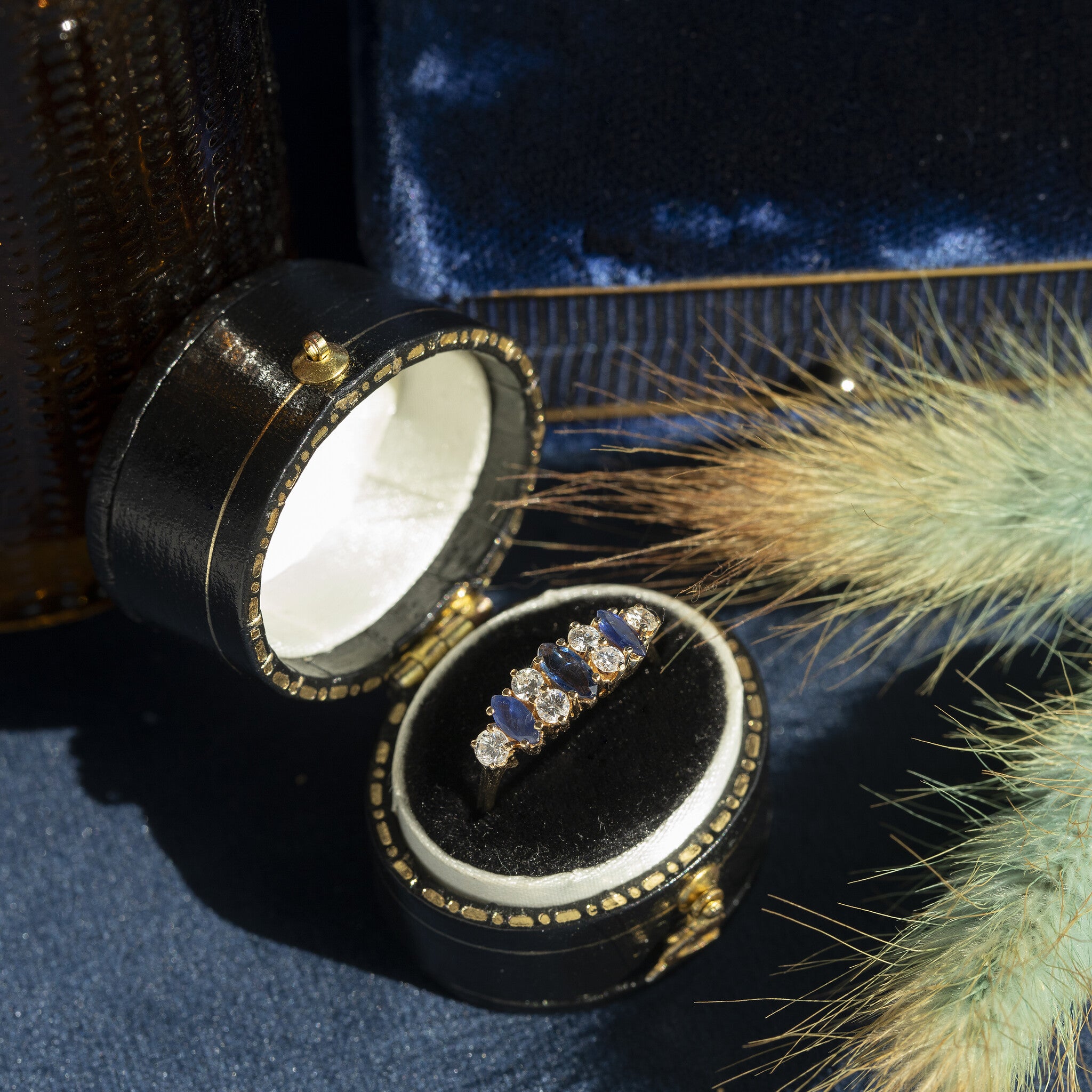 Gold row ring with sapphire and diamond 18 kt