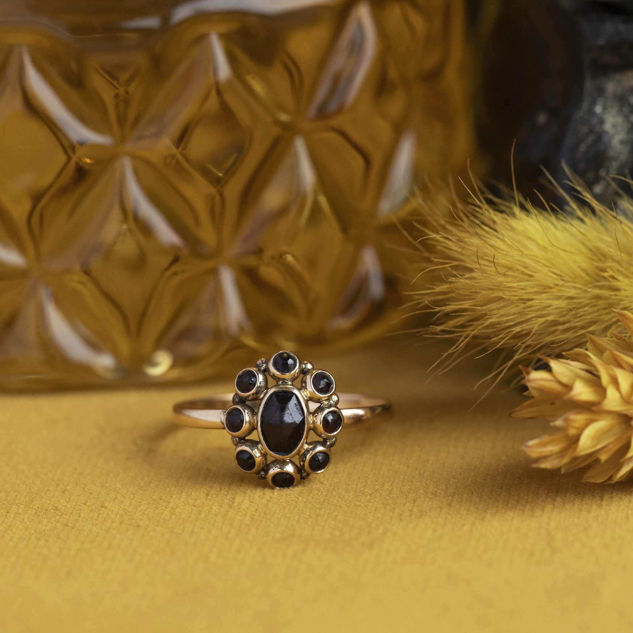 Gouden entourage ring met granaat 14 krt