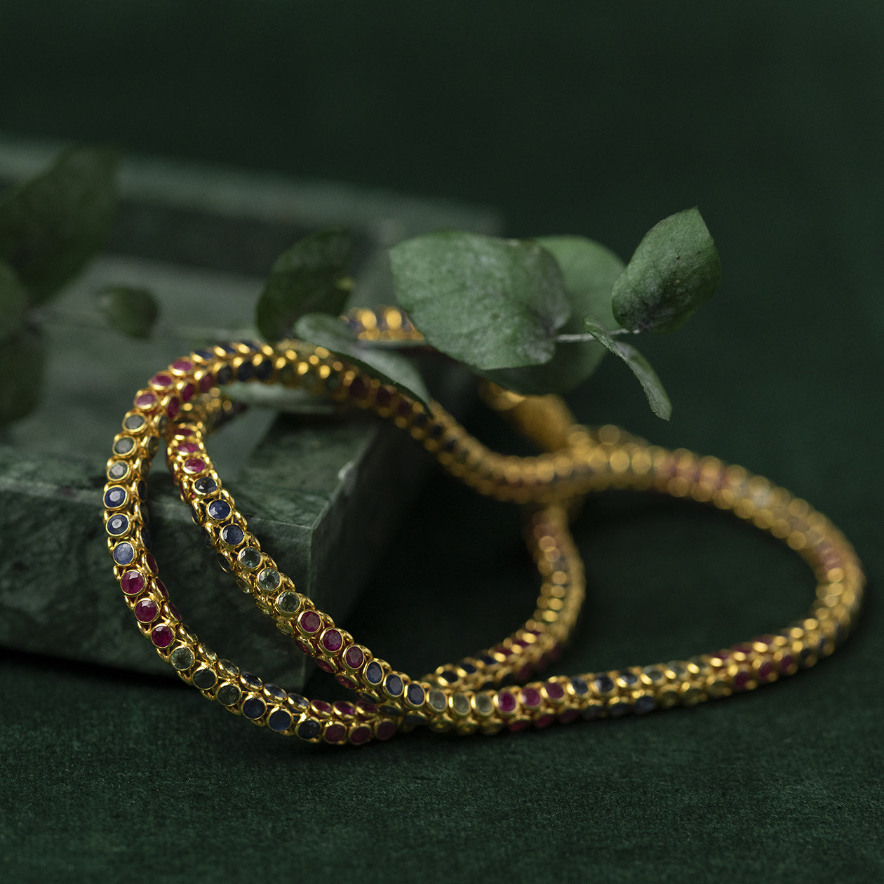 Gold necklace with emerald, sapphire and ruby 43.5 cm 18 krt