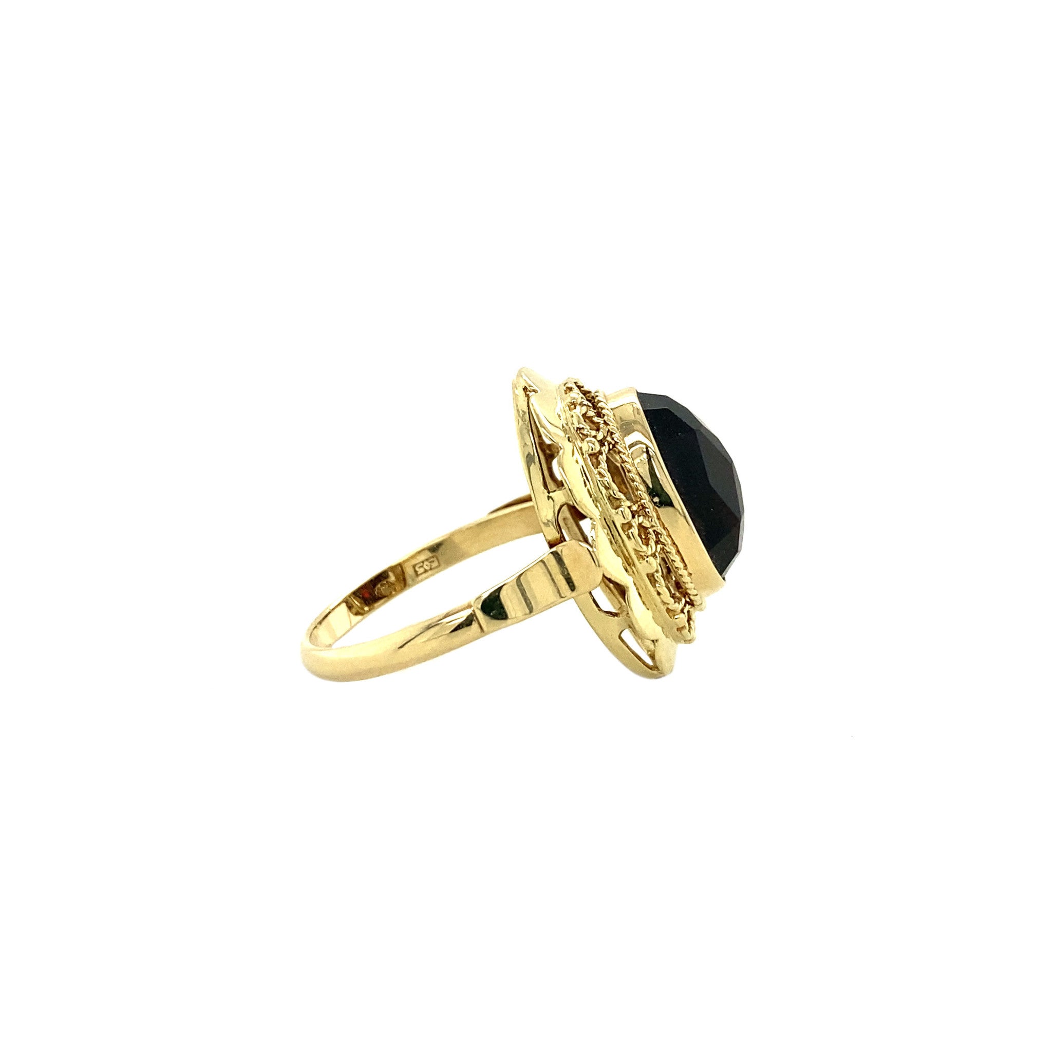 Gold ring with garnet, 14 kt