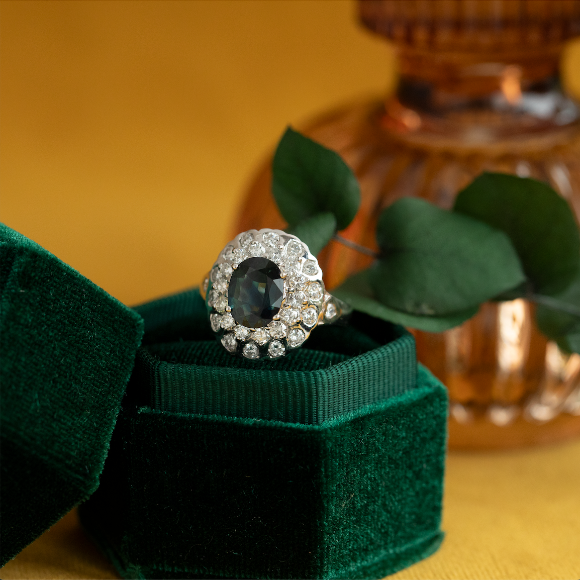 Witgouden vintage entourage ring met saffier en diamant 18 krt