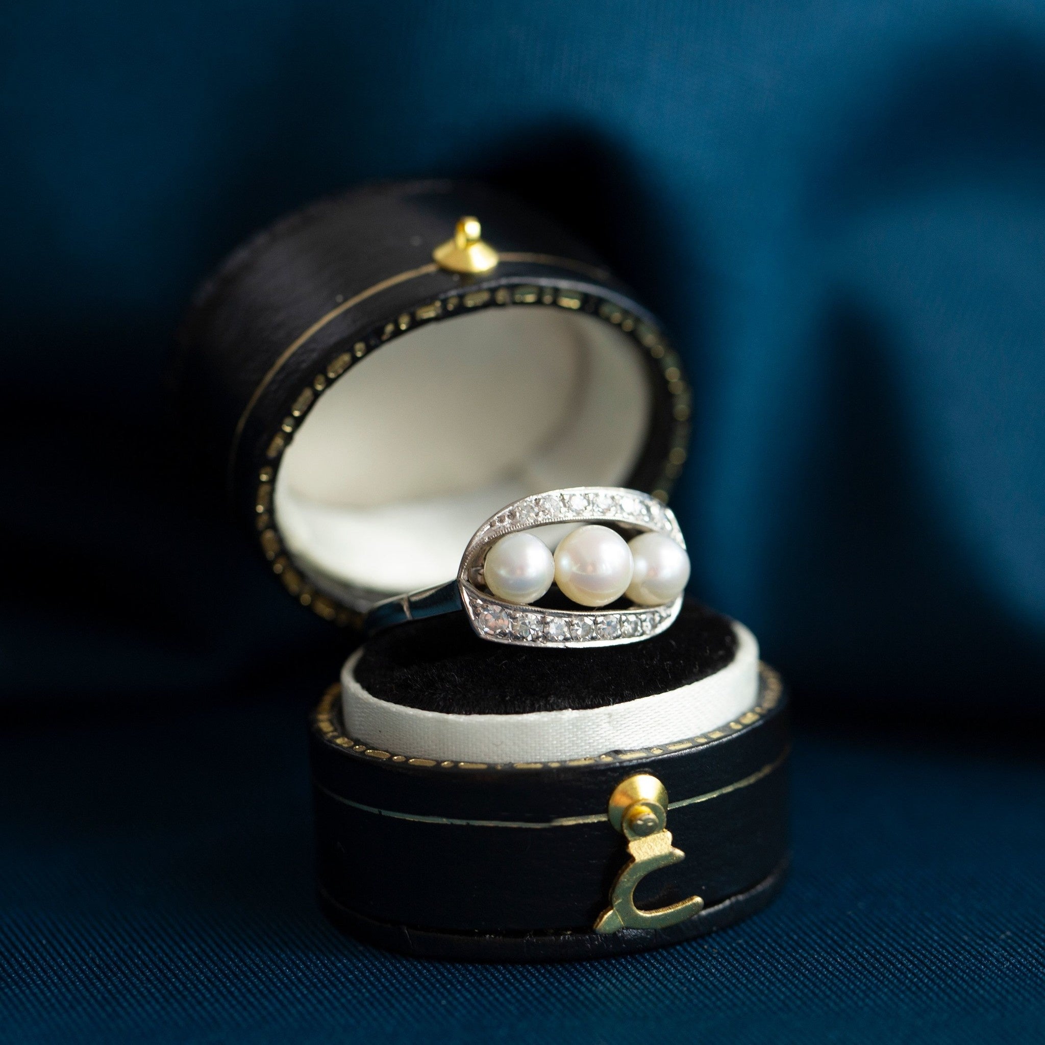 Witgouden ring met parel en diamant 14 krt