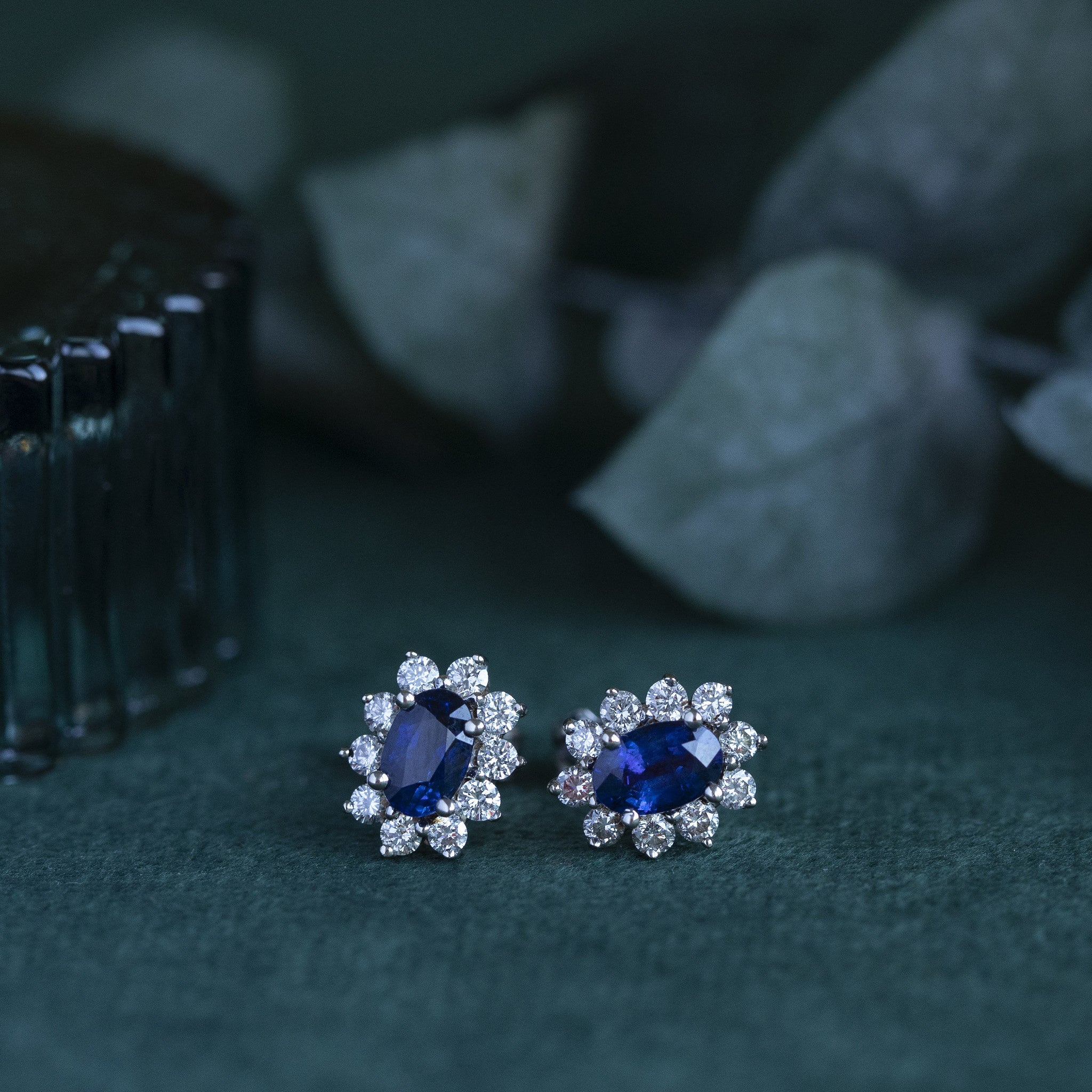 Witgouden entourage oorstekers met diamant en saffier 18 krt