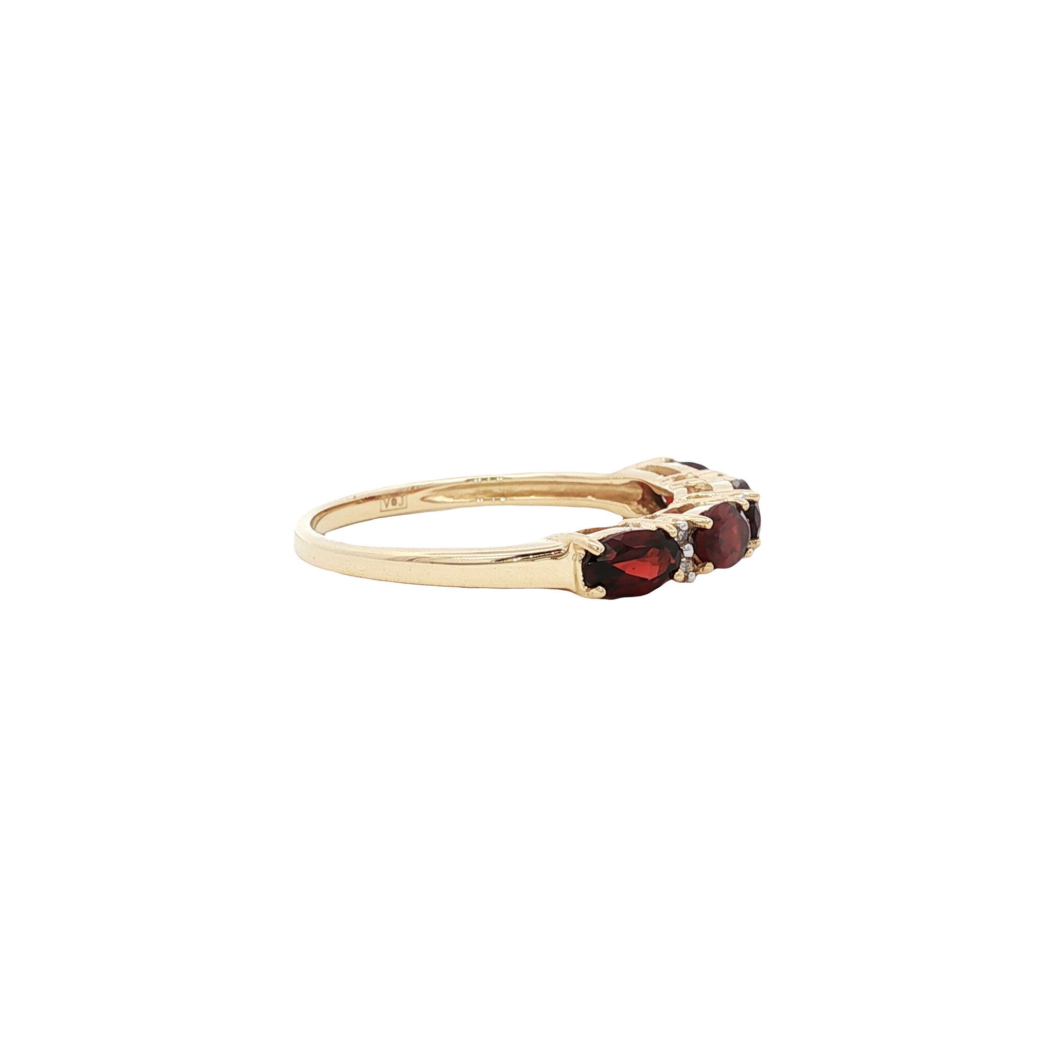 Ring with garnet and diamond, 9 kt