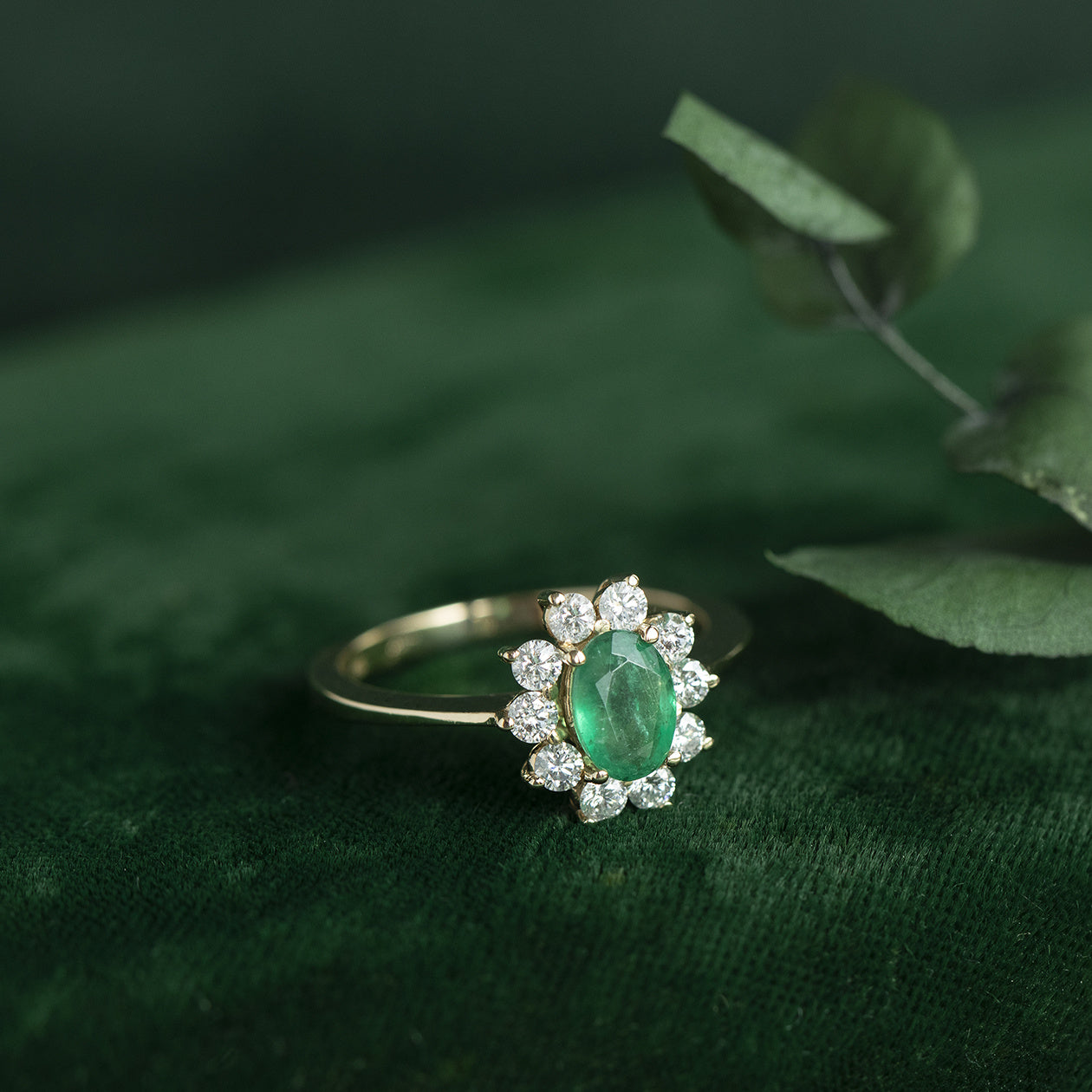 14 kt gold halo ring with emerald and diamond