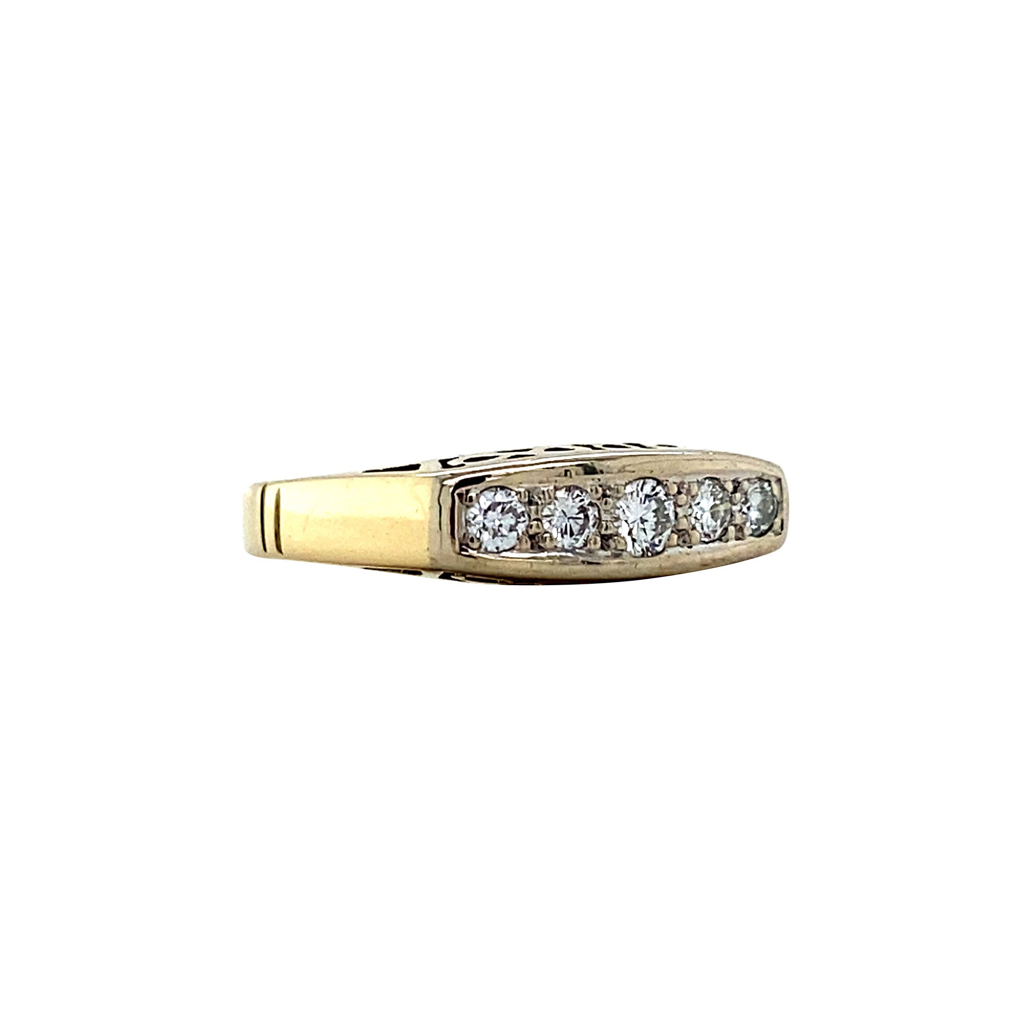 14 kt gold ring with a diamond
