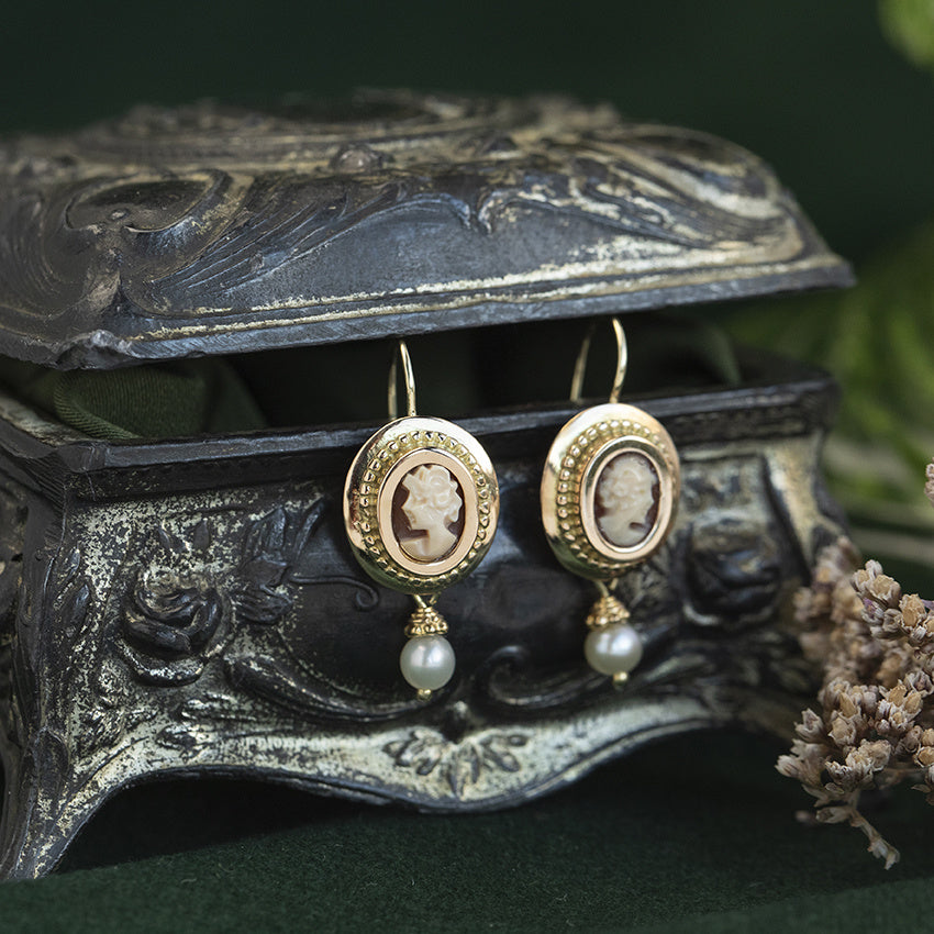 Gouden vintage oorhangers met camee en parel 14 kt