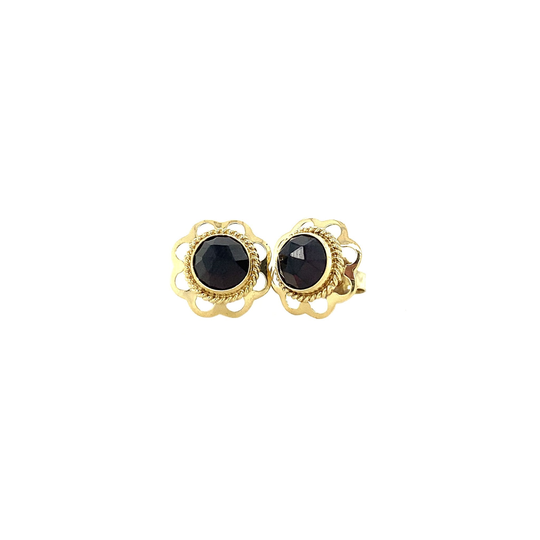 14 kt gold stud earrings with garnet