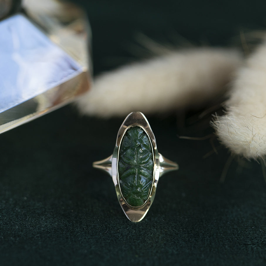 14 kt gold ring with jade
