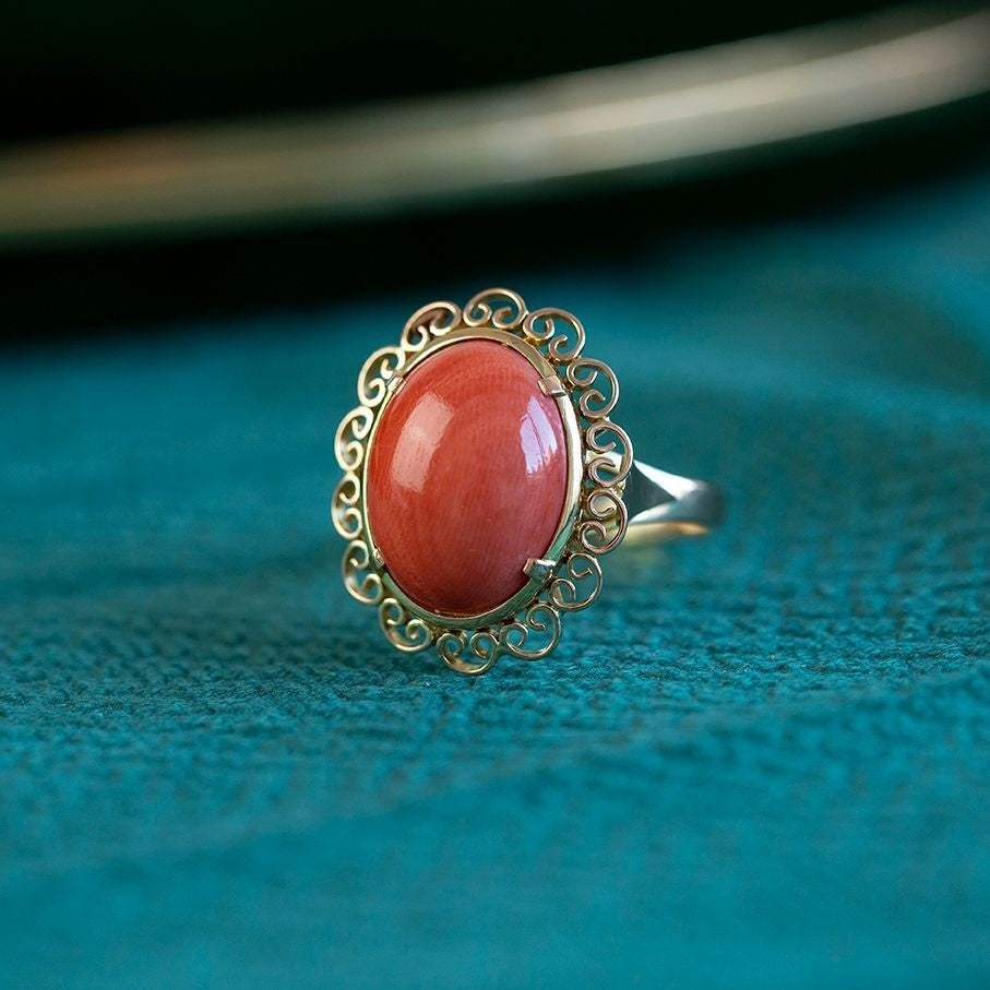 Gold ring with red coral 14 krt