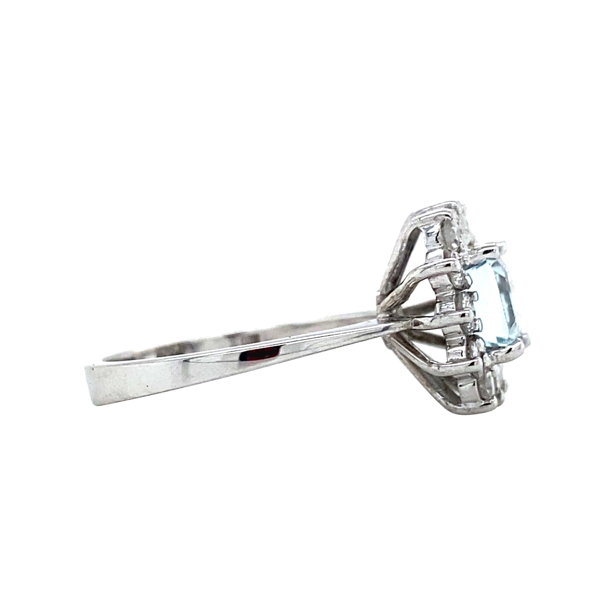 Witgouden ring met aquamarijn en diamant 18 krt