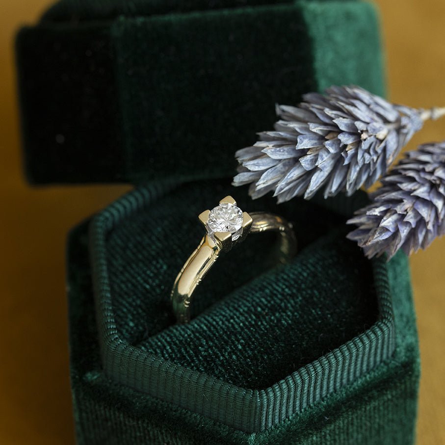 Gouden vintage solitair ring met diamant 14 krt