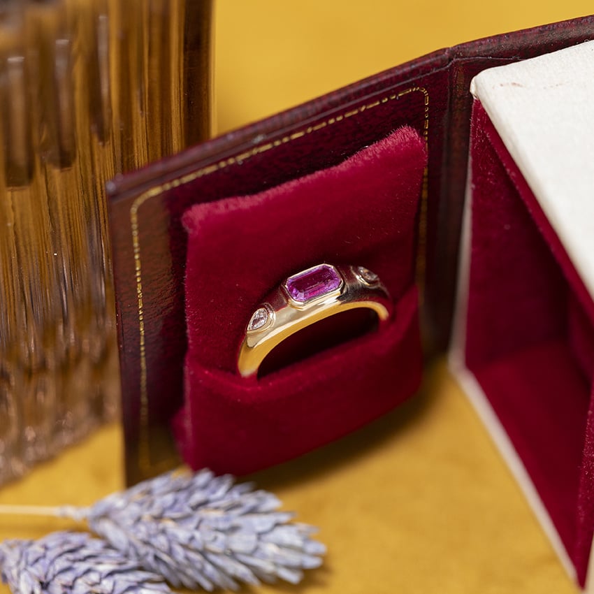 Gold vintage ring with sapphire and diamond 14 kt