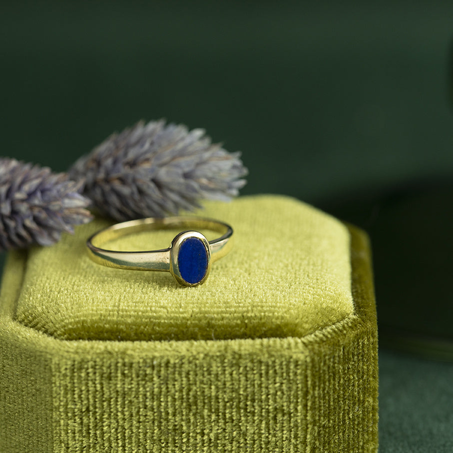 Gouden vintage ring met lapis lazuli 14 krt