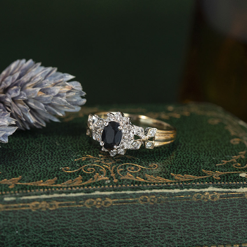 Gouden vintage entourage ring met saffier en diamant 14 kt