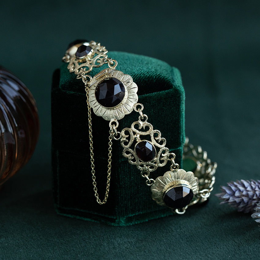 Gouden bootjes armband met granaat 14 krt