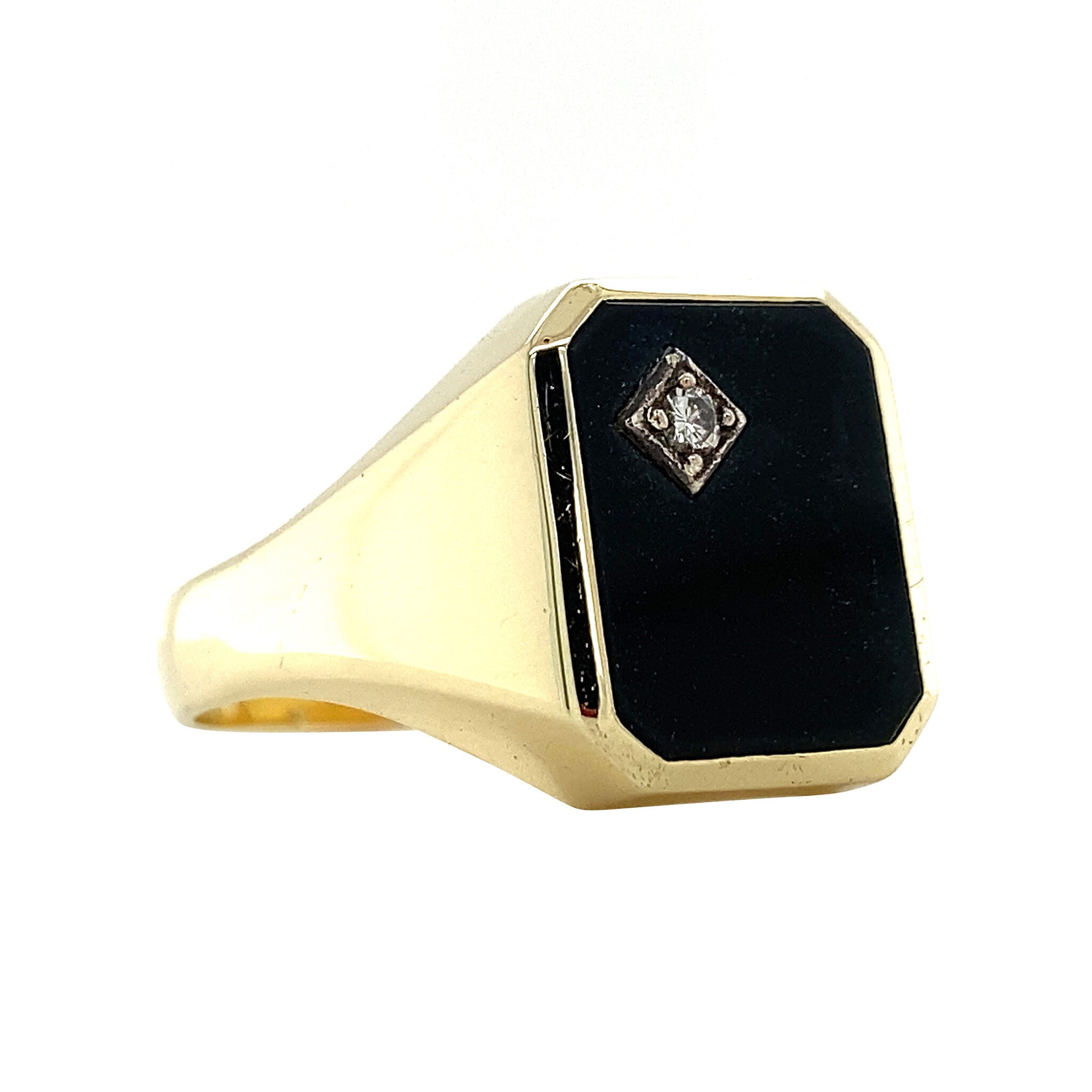 Gold signet ring with onyx and diamond, 14 kt
