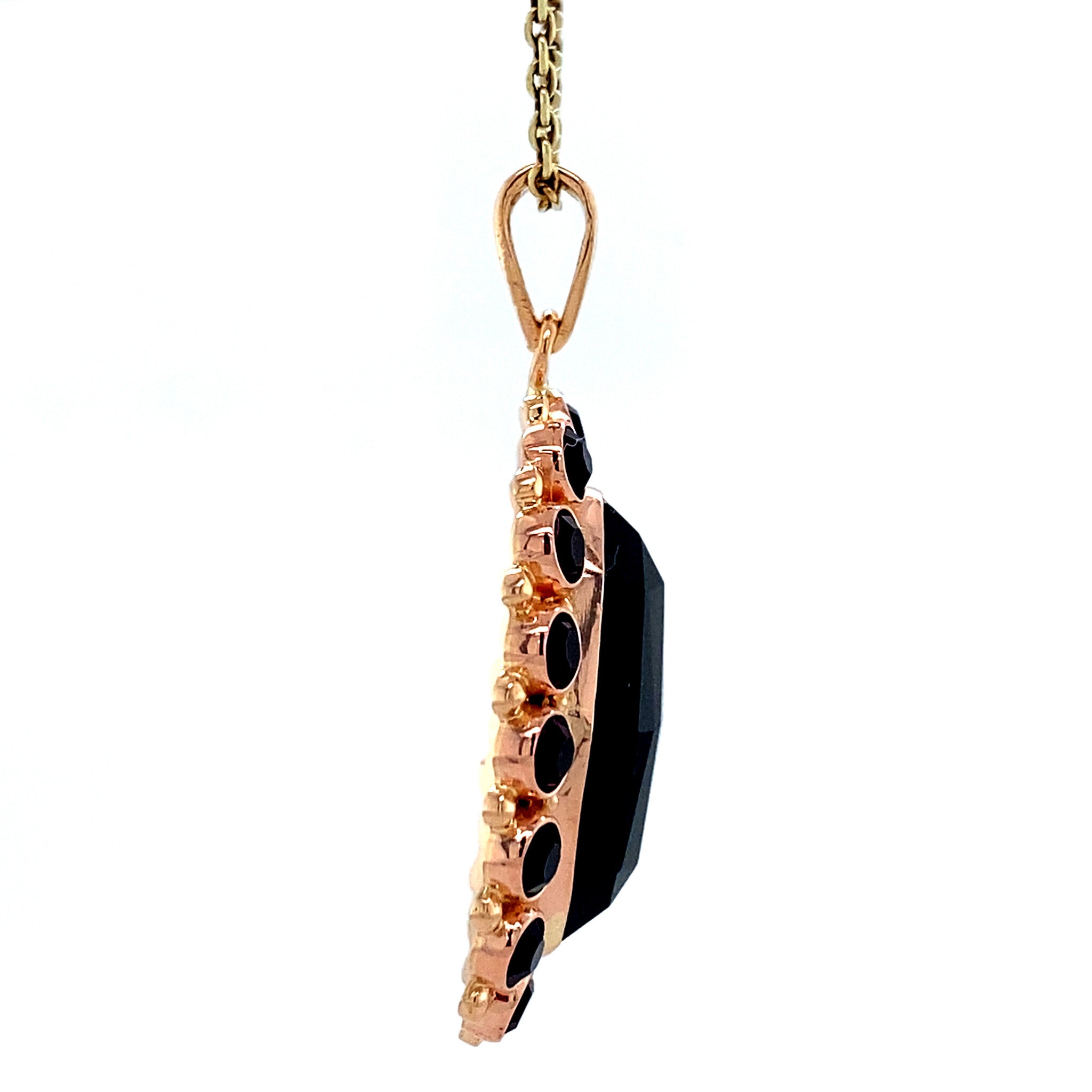 Gold vintage entourage pendant with garnet 14 kt