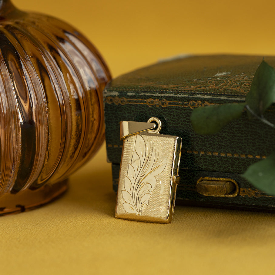 Vintage gold medallion with engraving, 14 kt