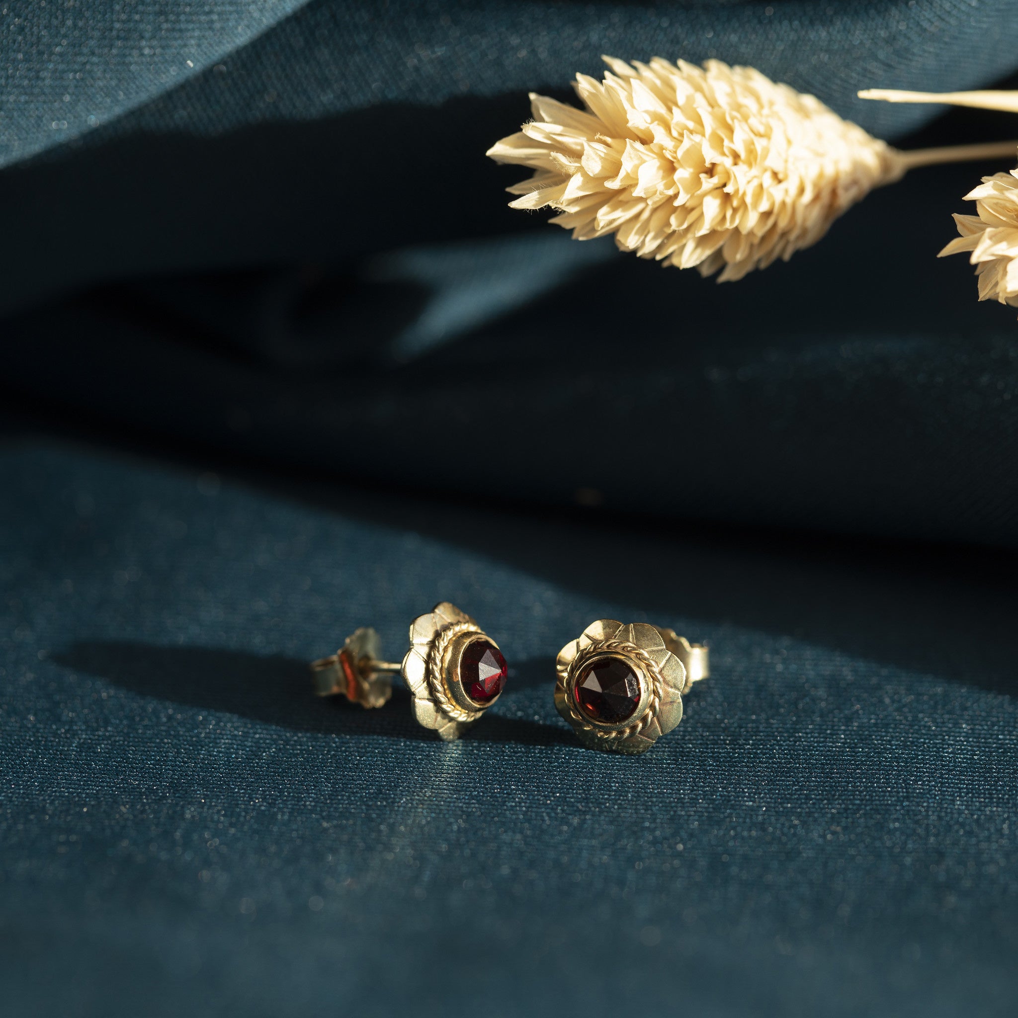 Gouden oorstekers met granaat 14 krt