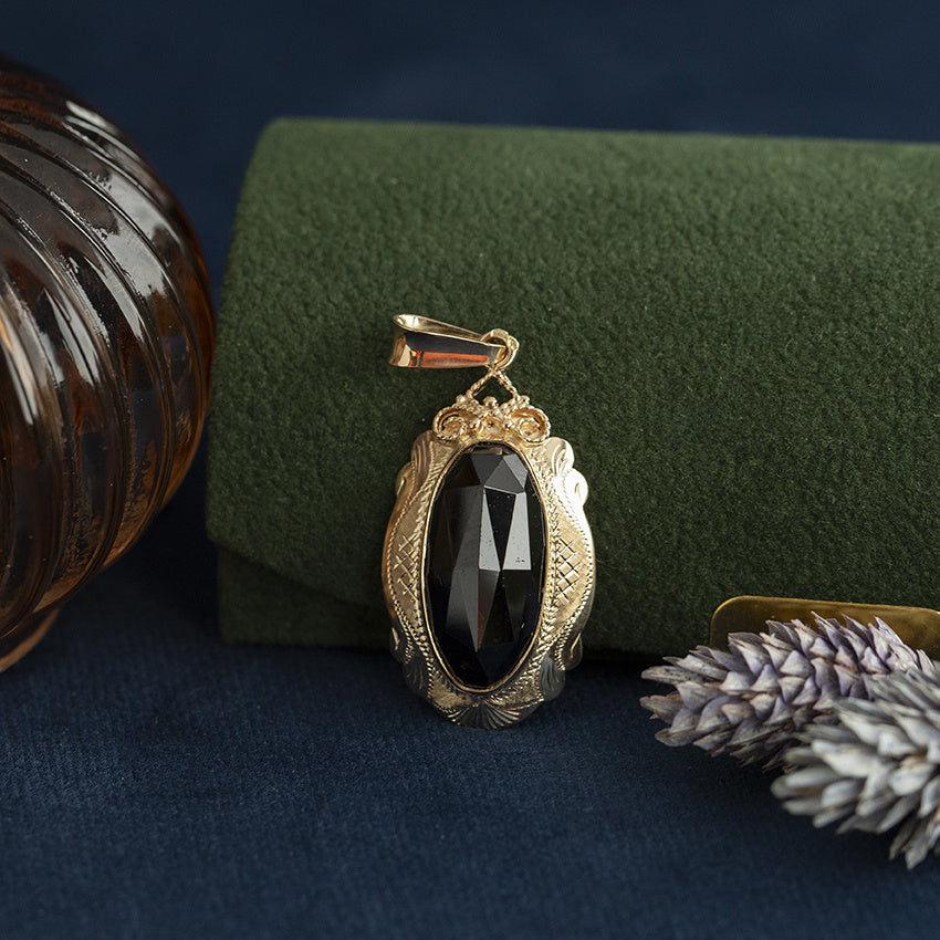 Golden vintage pendant with garnet 14 kt