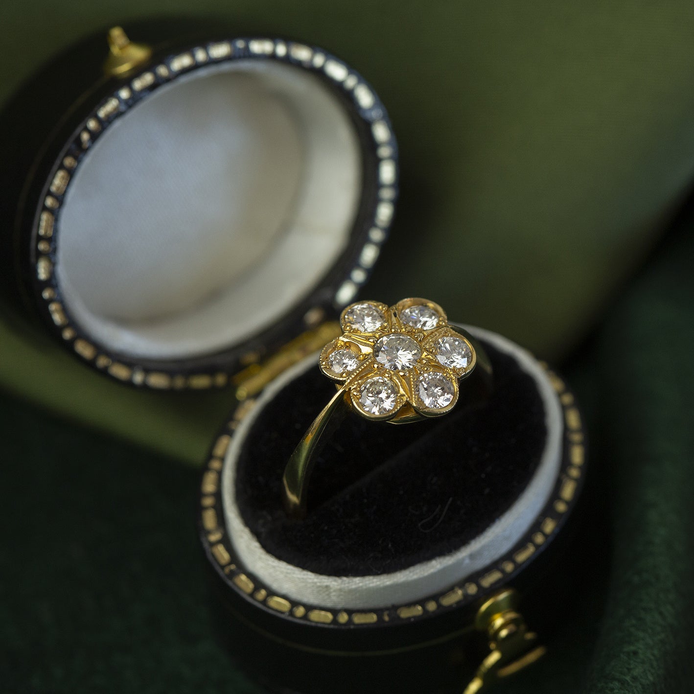 Gouden entourage ring met diamant 18 krt