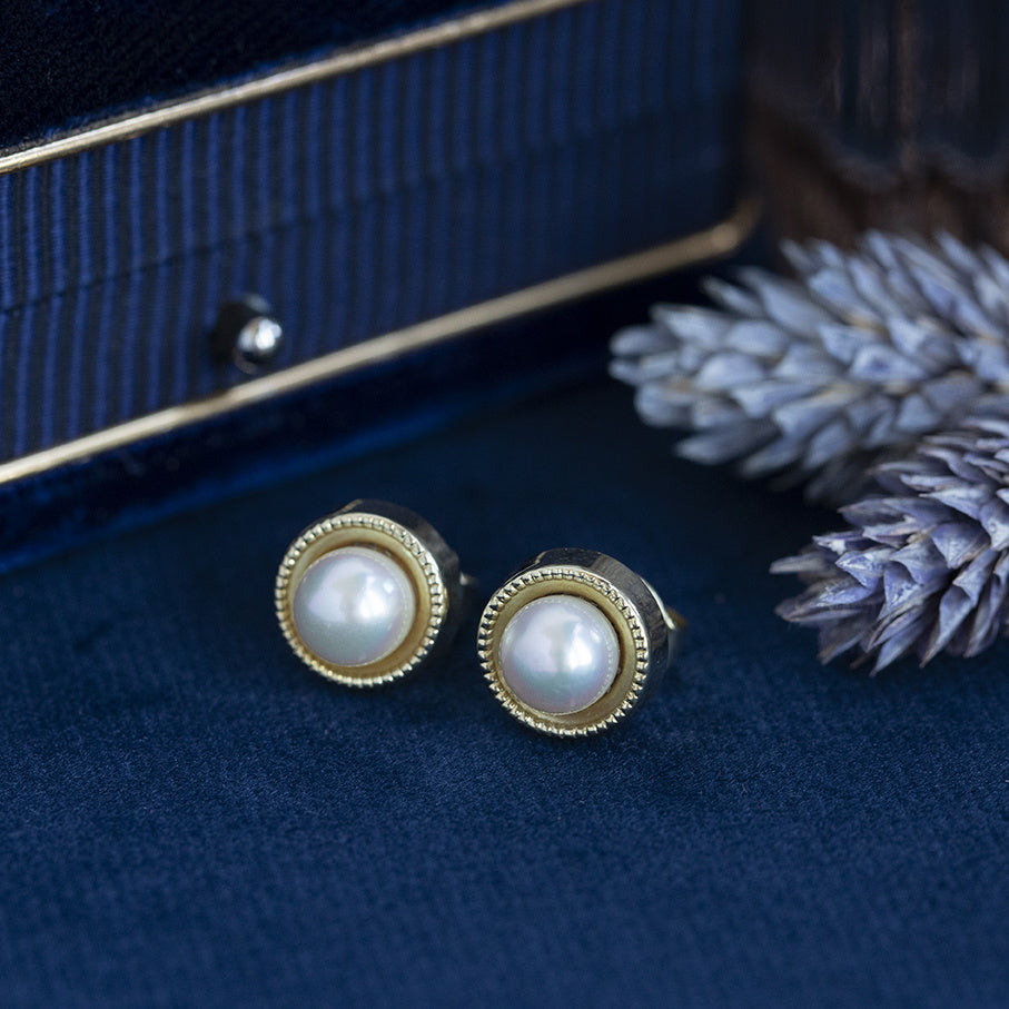 Vintage 14 kt gold stud earrings with pearl