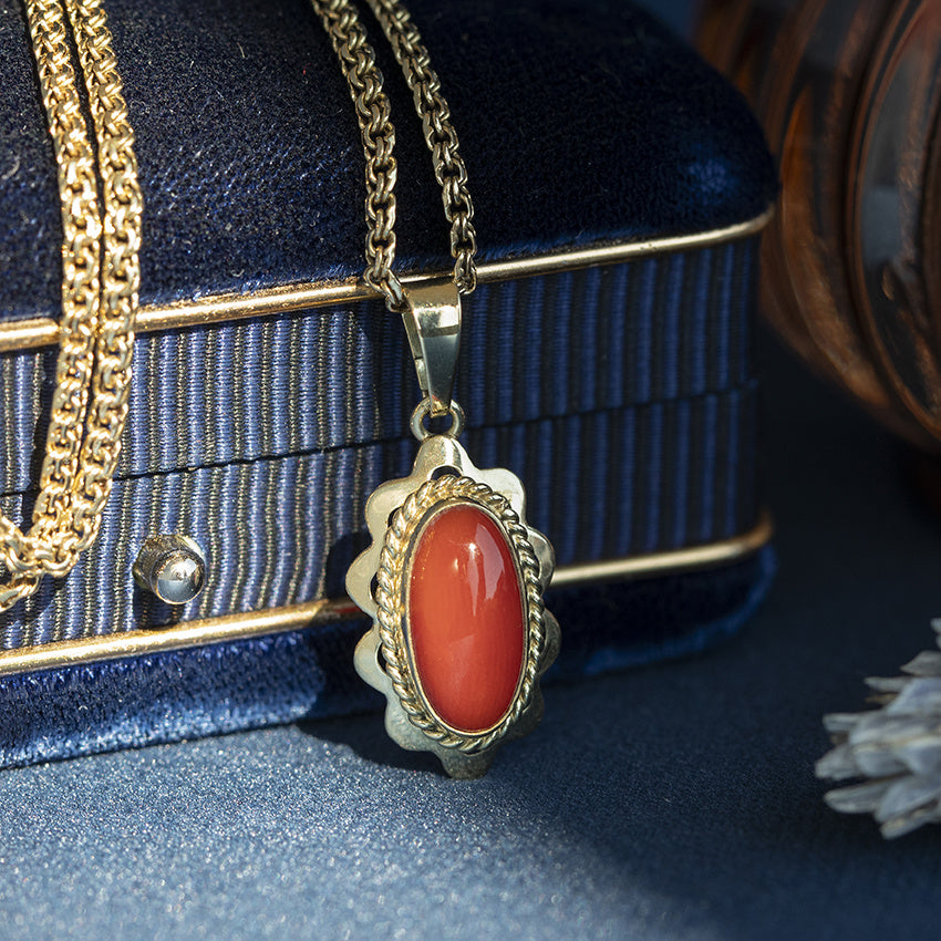 Vintage 14 kt gold pendant with blood coral