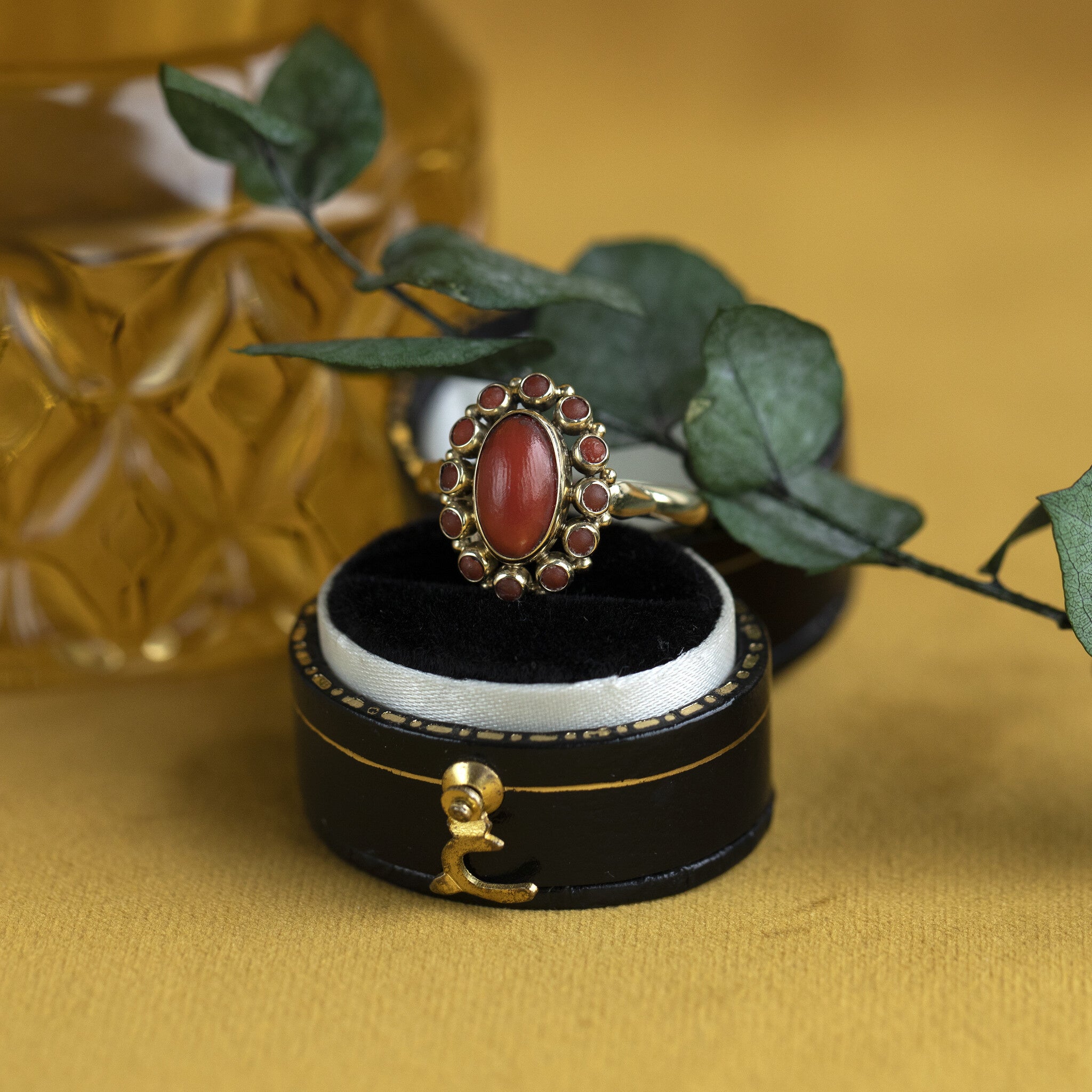 Gouden entourage ring met bloedkoraal 14 krt