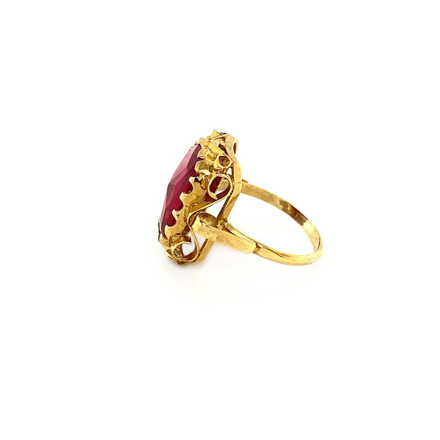Gold ring with ruby 14 crt