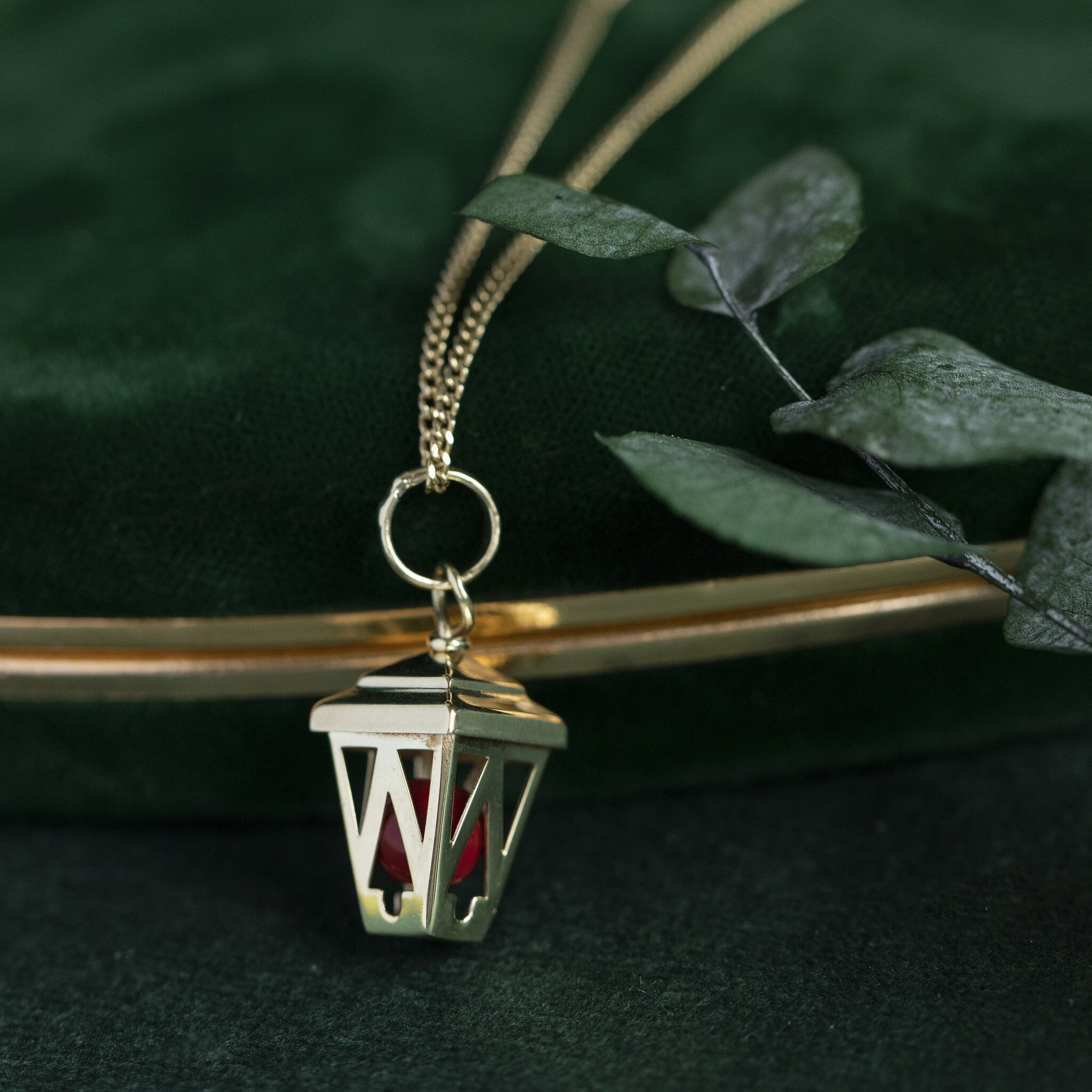 Gouden lantaarn hanger met bloedkoraal 14 krt