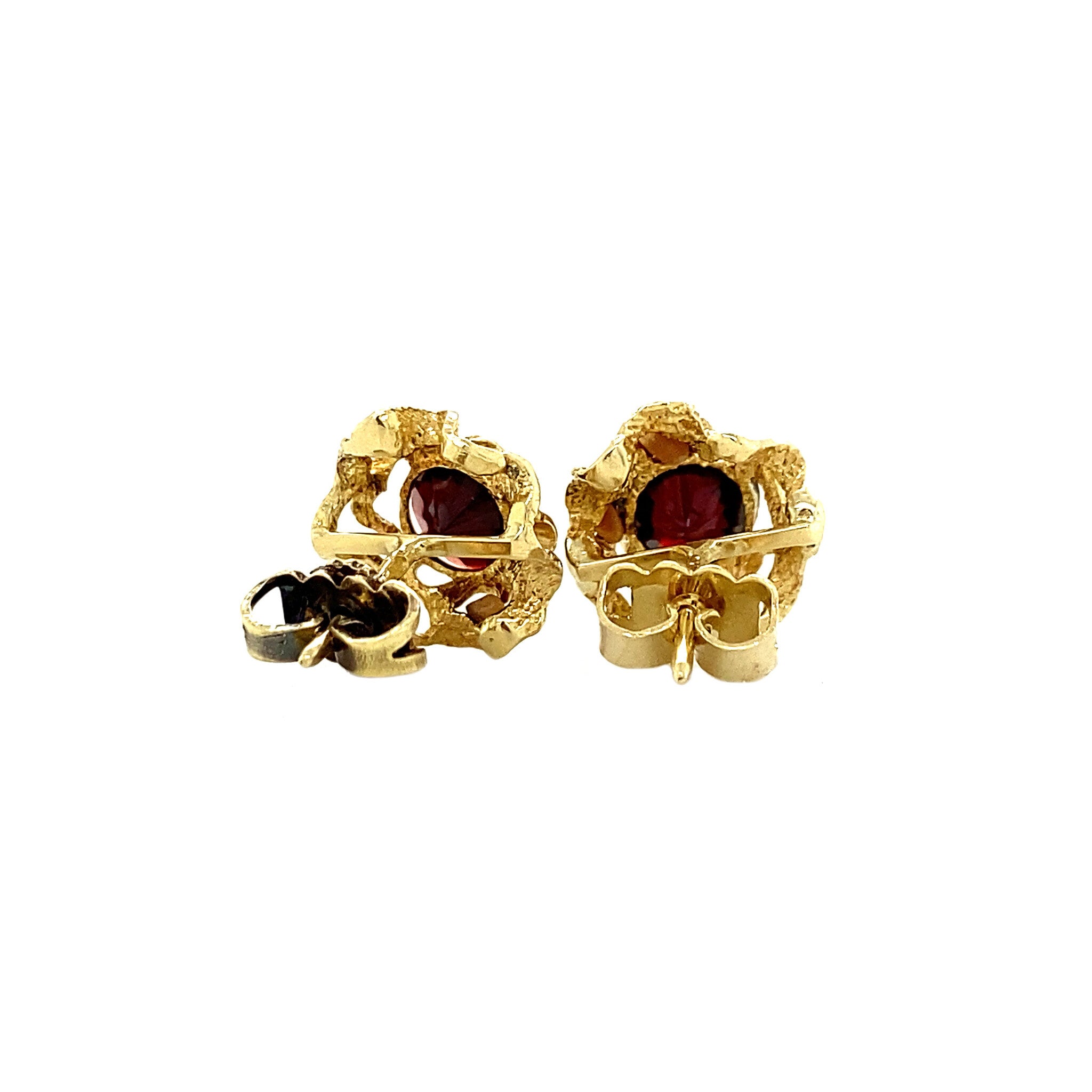14 kt gold stud earrings with garnet