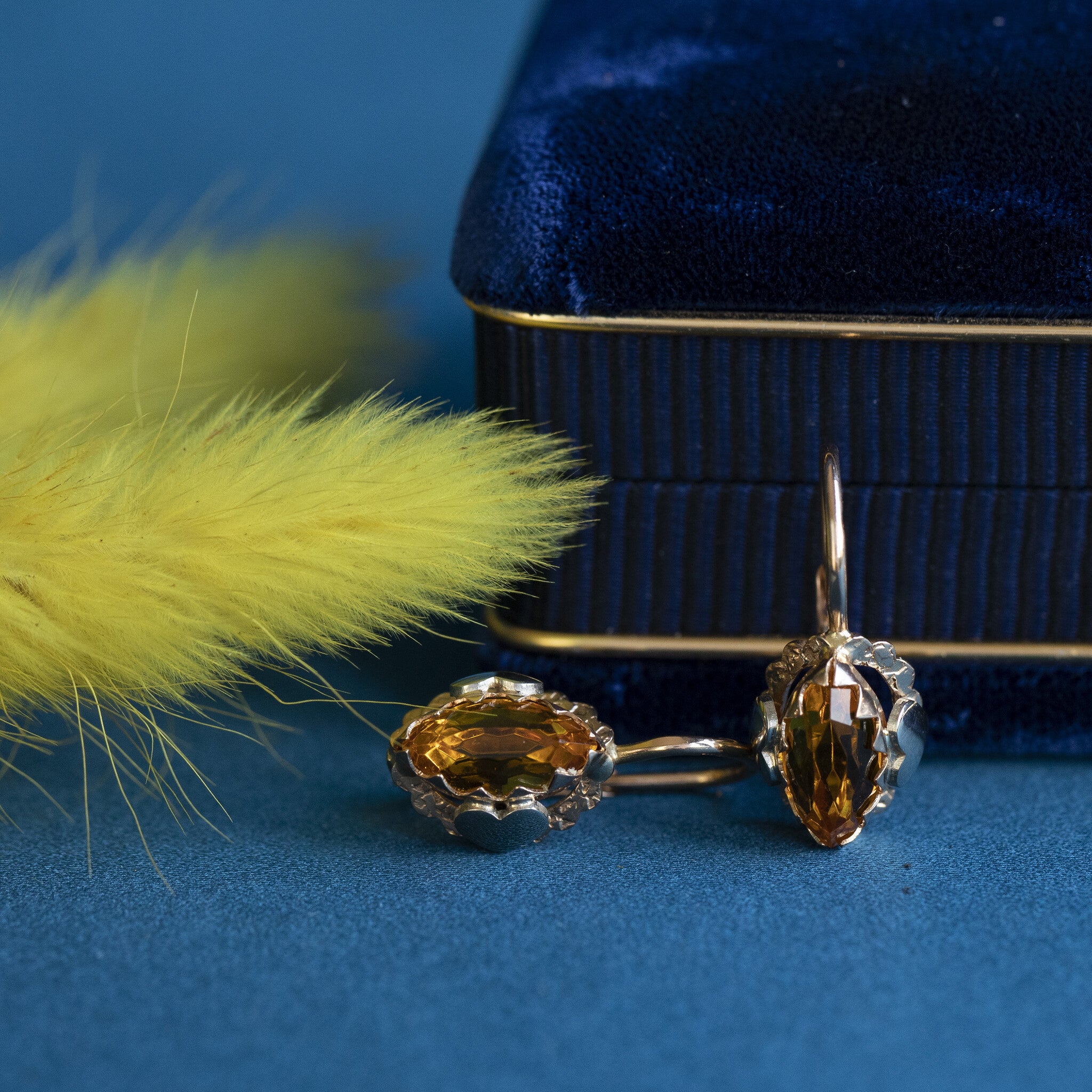 14 kt gold earrings with yellow topaz