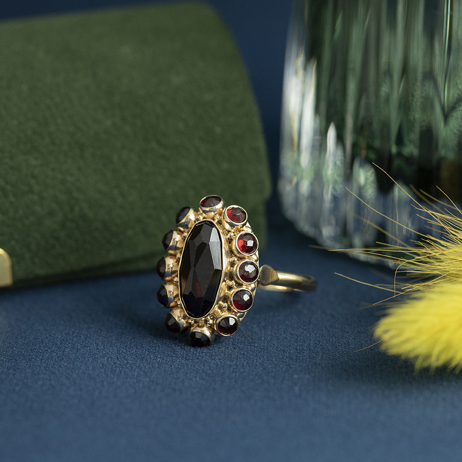 Vintage 14 kt gold cluster ring with garnet