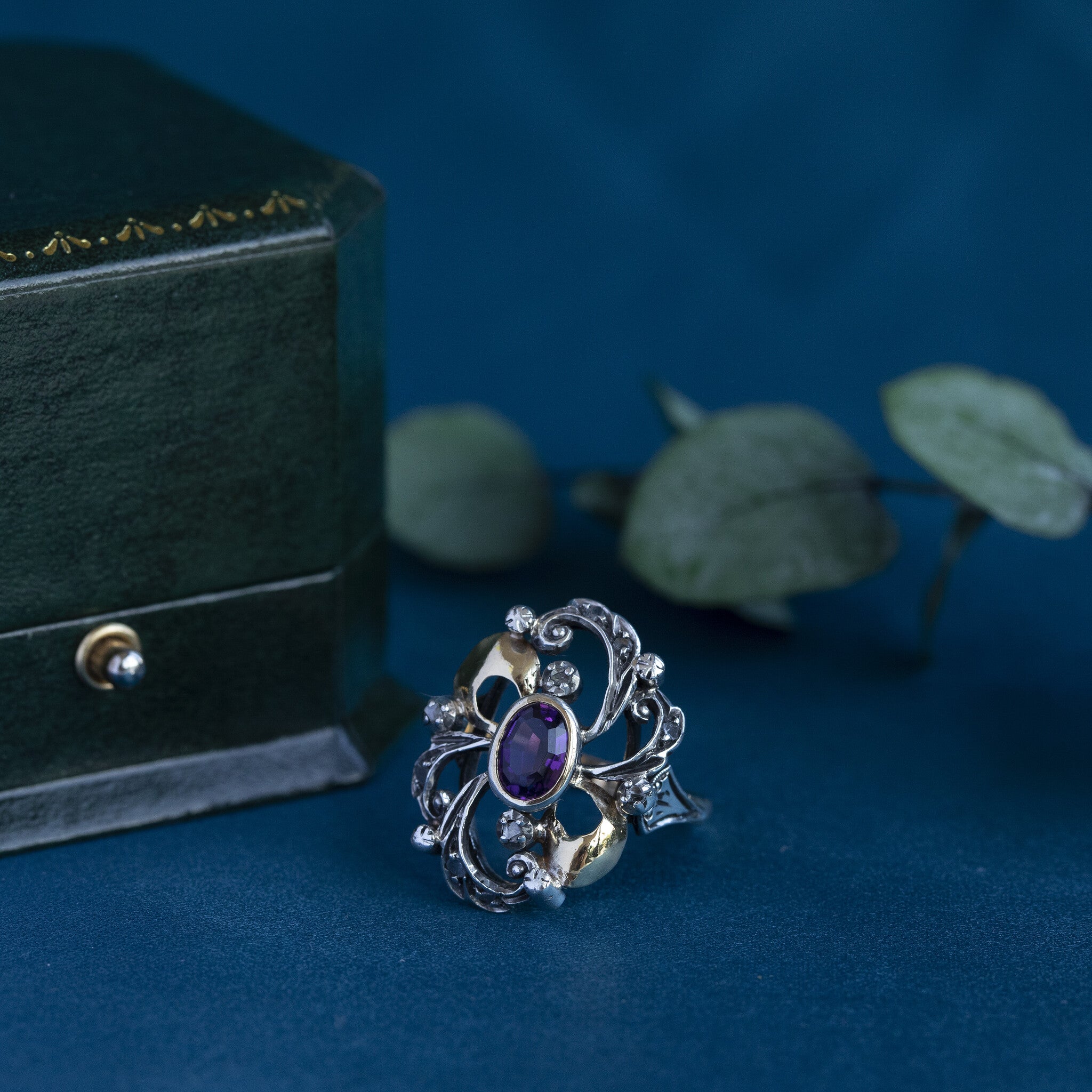 Gold ring with rose-cut diamond and amethyst 18 kt/925