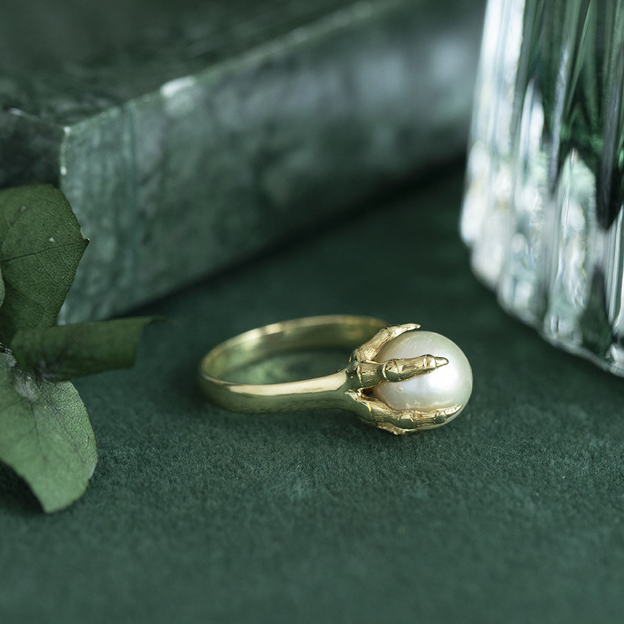 Vintage 18 kt gold claw ring with pearl