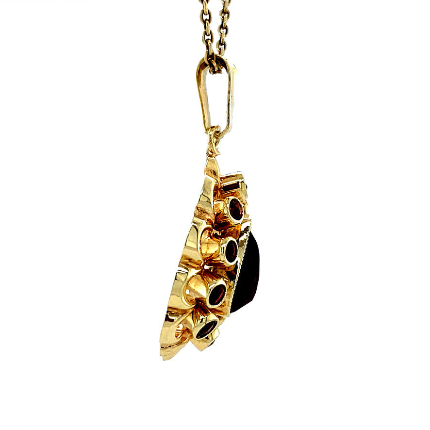 Gouden vintage entourage hanger met granaat 14 krt