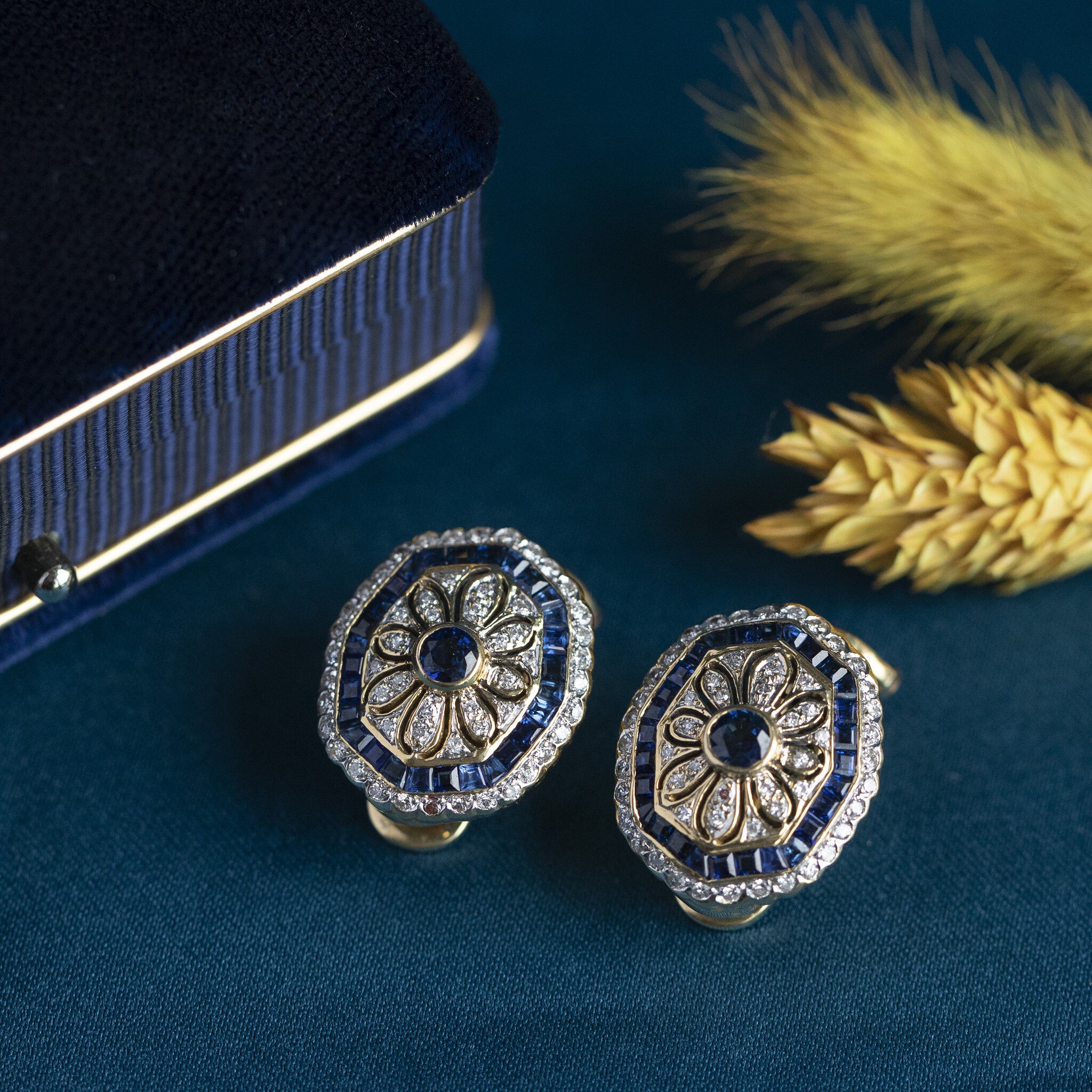 Gouden oorhangers met saffier en diamant 18 krt