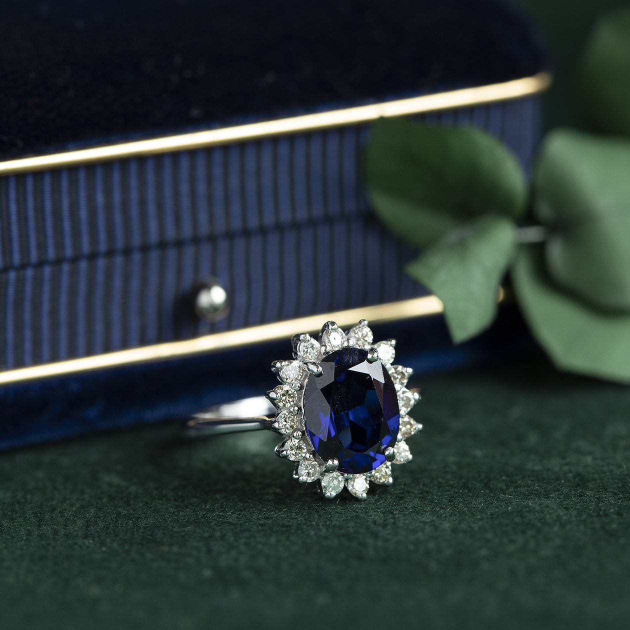 Witgouden entourage ring met saffier en diamant 18 krt