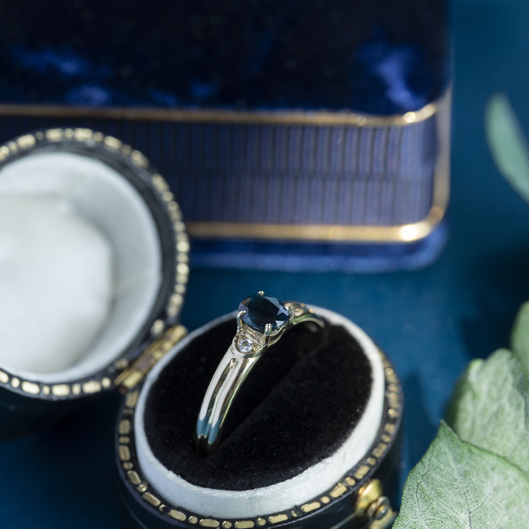 14 kt gold ring with sapphire and diamond