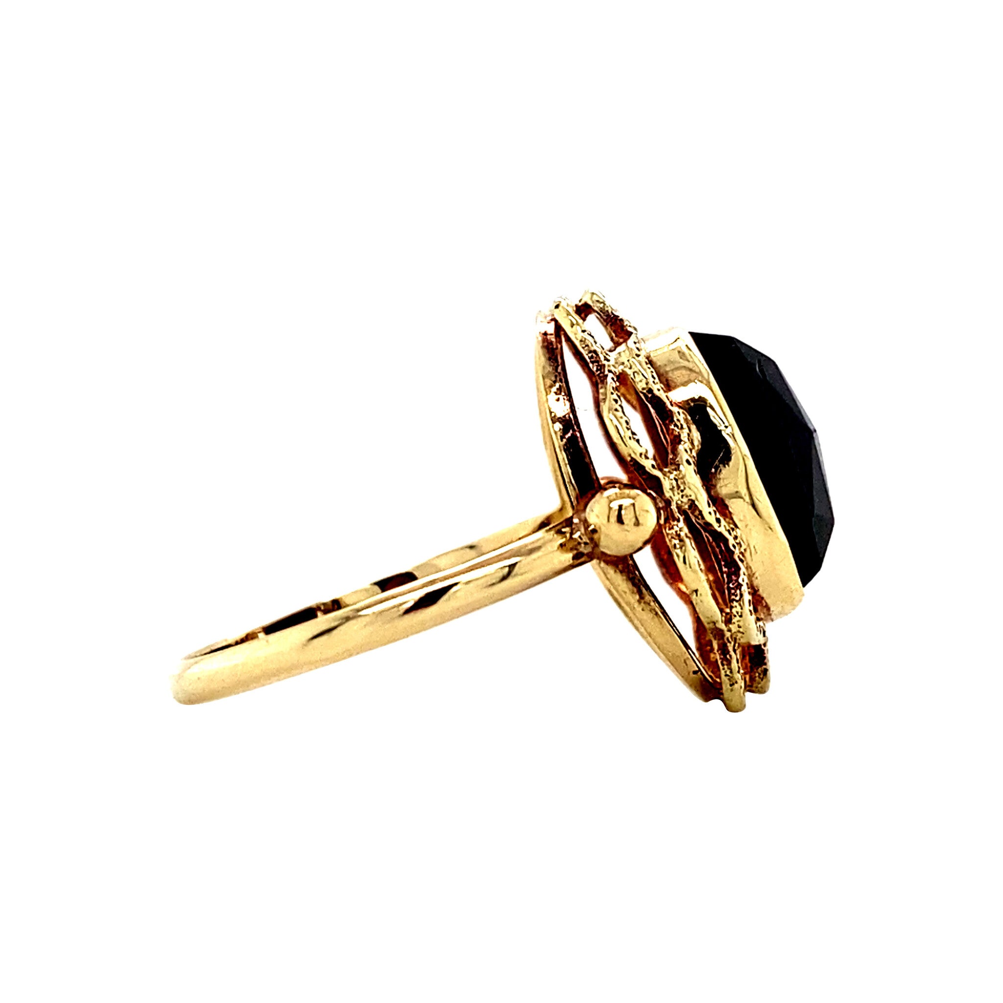 Gold ring with garnet, 14 kt