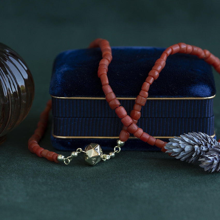 Vintage bloedkoraal collier met gouden sluiting 14 krt