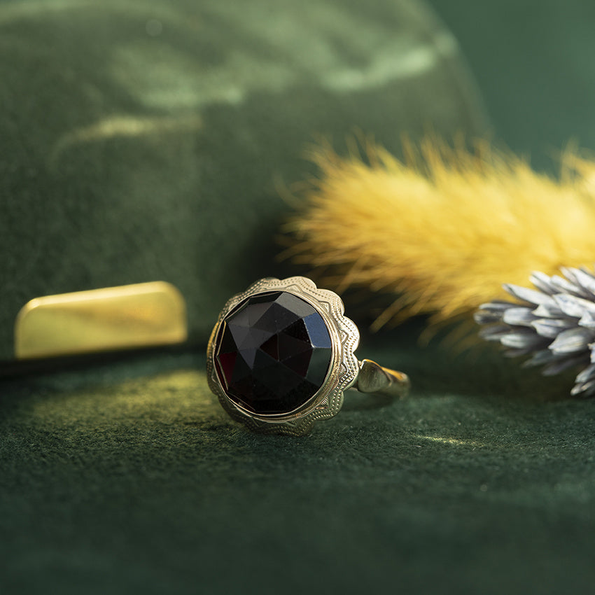 Gold vintage ring with garnet 14 kt