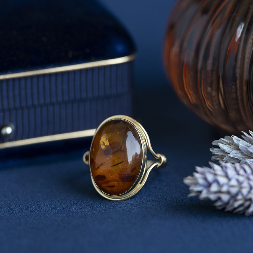 Vintage ring with amber 8 kt