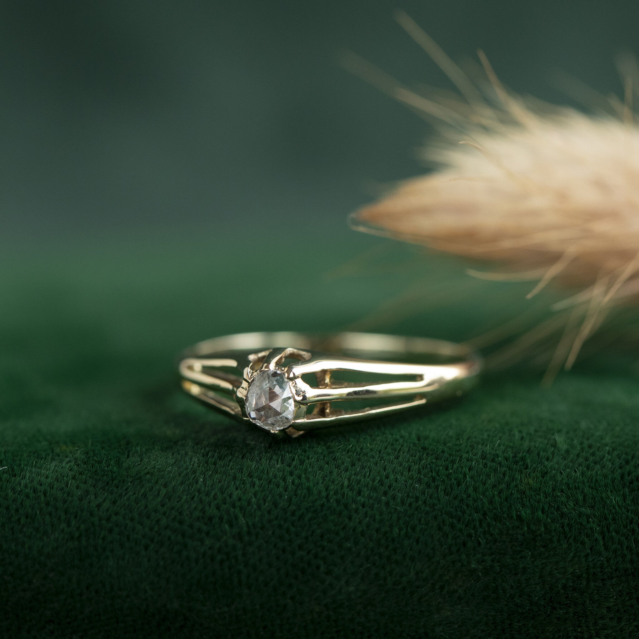 Gouden solitair ring met roosdiamant 14 krt